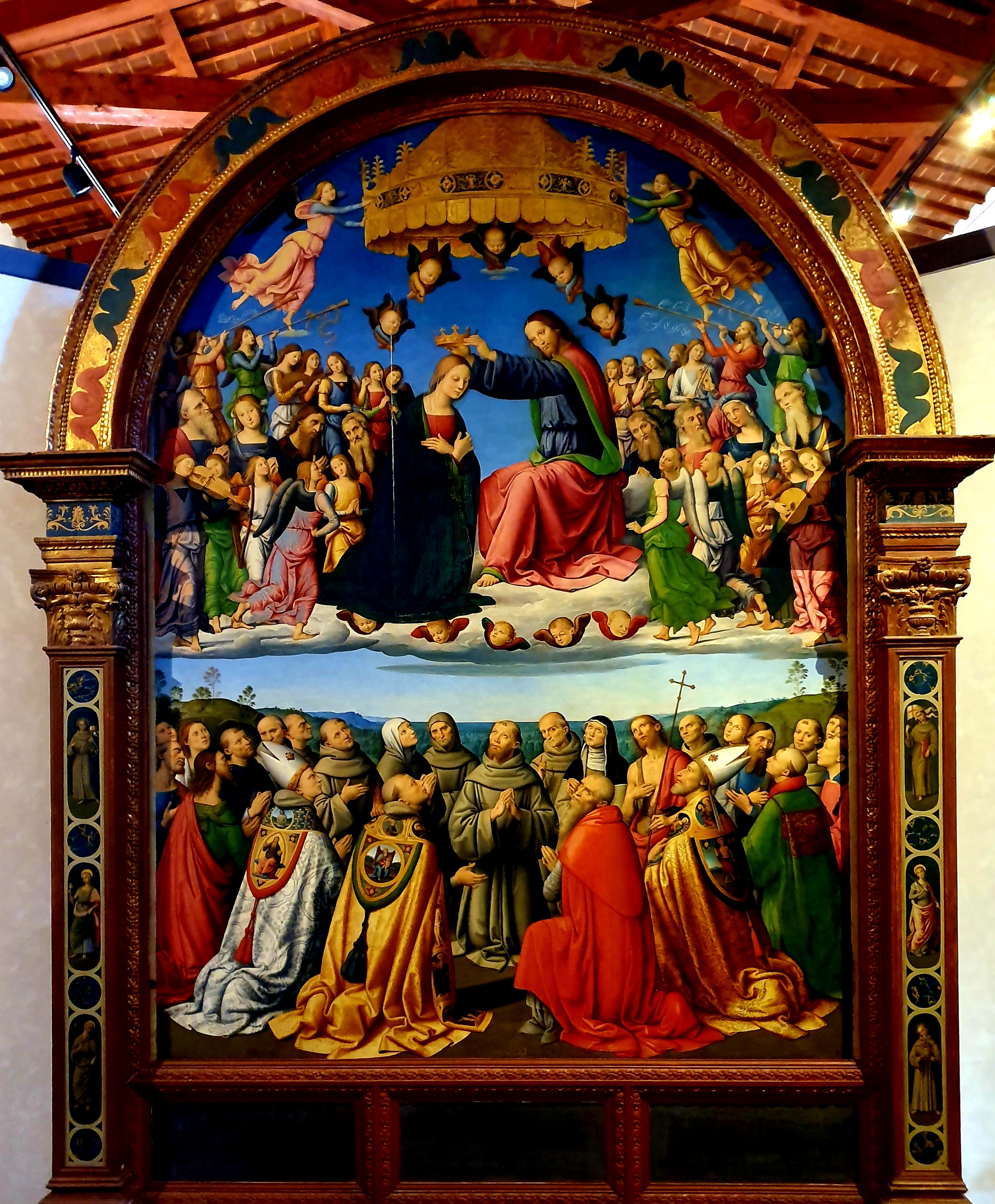 ·	Martirio di San Sebastiano Pittore perugino della fine del XV secolo Chiesa di san Francesco_ Affresco in controfacciata E’ conservata soltanto la parte inferiore dell’affresco. Due piedritti a festone vegetale, posti su finte specchiatu-re marmoree, inquadrano la scena: al centro è il santo legato alla colonna, più indietro un parapetto marmoreo chiude la scena, suggerendo la profondità di un ambiente architettonico. In base ad un confronto stilistico con il San Sebastiano, conservato al Louvre, datato intorno agli novanta del Quattrocento, Tom Henry, ha individuato il possibile passaggio di Pietro Perugino a Montone; tuttavia, la frammentarietà dell’immagine non consente una sicura valutazione stilistica, anche se si tratta di un modello affine a quelli perugini del tempo.