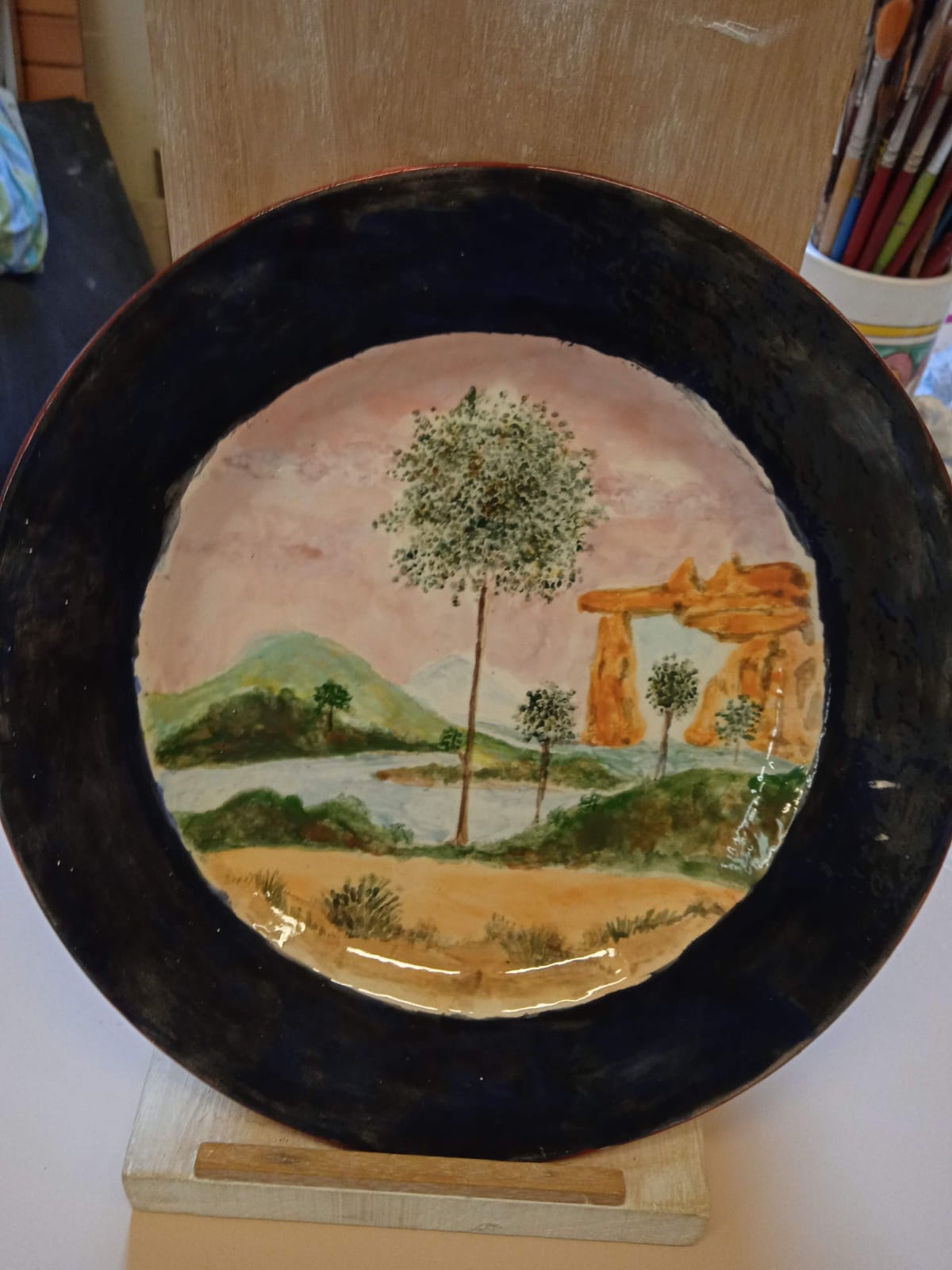 Per info e acquisto: <a href="mailto:artesostegno@gmail.com">artesostegno@gmail.com</a><br>Il Laboratorio di Ceramica "Arte e Sostegno" è un'associazione ONLUS no profit presente nel territorio di Castiglione del Lago dal 2002 ed ha come obiettivi principali l'integrazione e la socializzazione di soggetti svantaggiati attraverso la creazione e la decorazione di manufatti ceramici.  L'associazione svolge anche corsi completamente gratuiti per le scuole del territorio e collabora con altre realtà associative e cooperative sociali. 
Il progetto riguardante il Perugino di cui si riferiscono le fotografie è in un evento che si è svolto il  25 giugno presso il centro storico di Castiglione del Lago, via dell'Asilo Reattelli, 7, eventualmente ripetibile nello stesso luogo o in altri.
Consiste nell'incontro tra il Perugino, la sua Musa ed il Signorelli (attori in abiti d'epoca) durante il quale i Pittori dipingono. Contemporaneamente si svolgono delle mini conferenze riguardanti il territorio all'epoca della morte del Perugino, sulla sua arte,  i suoi paesaggi e riguardo al cibo dell'epoca, in base ad una ricerca fatta dall'Associazione A.V.O..
Durante l'incontro sarà presente un tornitore di Deruta che lavorerà con i bambini vestiti con abiti d'epoca e i volontari dell'associazione. La musica che accompagna l'evento è a cura della Scuola di Musica del Trasimeno. 